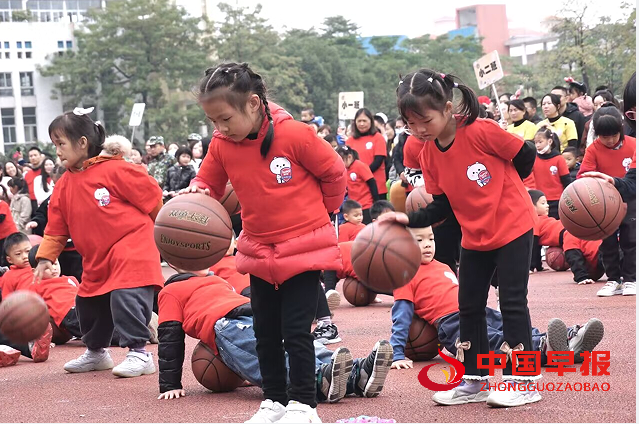 1735180638362738.png 拍篮球.png