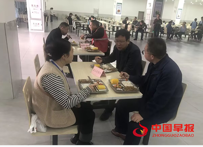 1735453035125744.png 3校长陪餐(沙洋第一初中).png