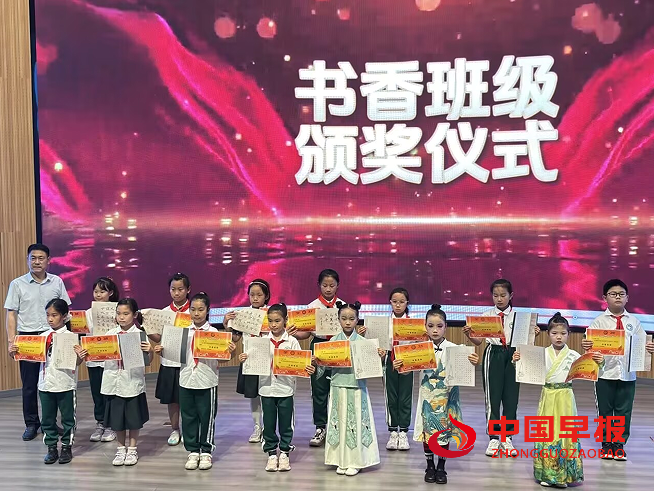 1746147826189510.png 9颁奖赖校长.png