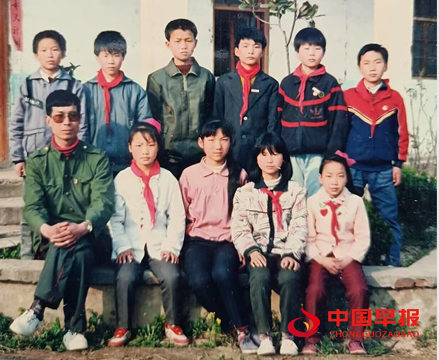 1990年与学生合影（余继锋等11人）.png