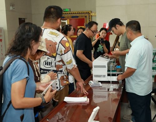 “纪念西藏自治区成立60周年”邮资彩戳在京首发(图4)