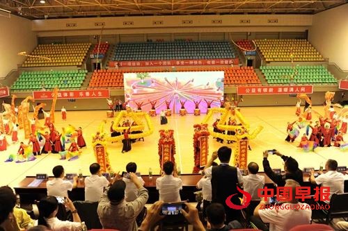 2025年全国老年人健身广场舞大联动湖北主会场(宜昌)活动盛大启幕, 三峡满江红艺术团《舞动宜昌》震撼全场(图1) 2025年全国老年人健身广场舞大联动湖北主会场(宜昌)活动盛大启幕, 三峡满江红艺术团《舞动宜昌》震撼全场(图1)