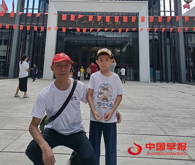 1759817447421785.png 1王光兴与孙子参观中山市博物馆.png