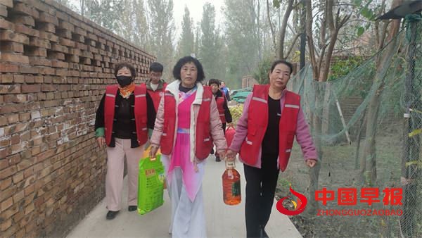 小张庄举办“爱在夕阳、新风传扬”文艺汇演，谱写乡风文明新篇章(图1)