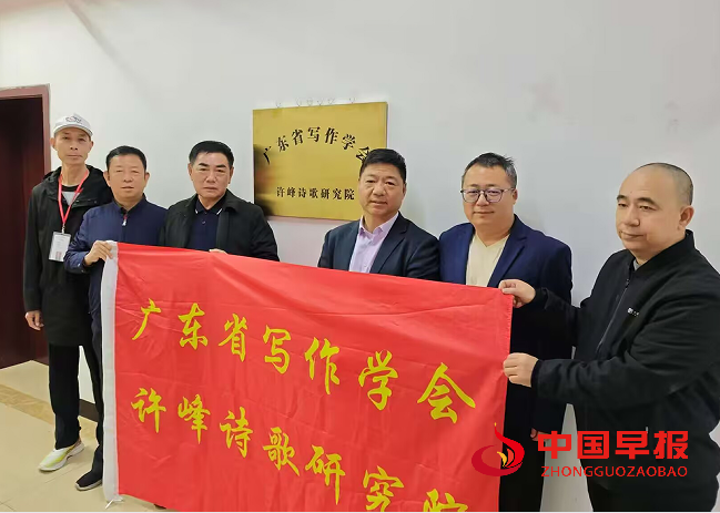 1762824453118429.png 许峰诗歌研究院合影.png